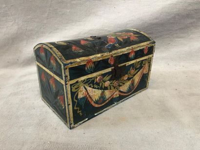 null Small wooden chest painted with flowers and birds. 20th century. 24,5 x 40 x...