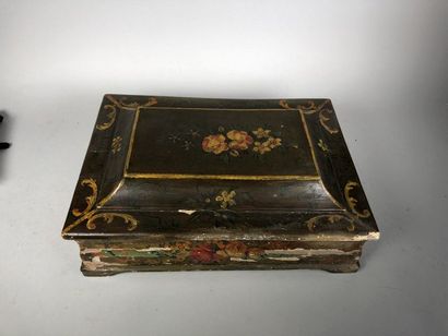 null Wooden box painted with a decoration of flowers. 19th century. Scales. L : ...