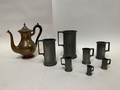 null Set of seven pewter measures. A pewter teapot is included.