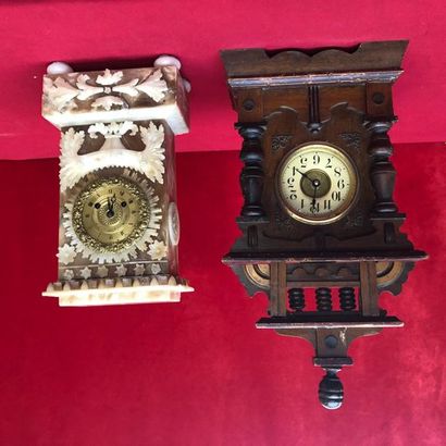 null Rustic wooden clock. H: 45 cm and onyx pendulum (accidents). H: 33 cm