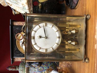 null Perpetual movement clock in gilded brass. H: 28 cm