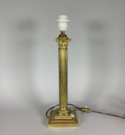 null Pied de lampe en bronze doré formant une colonne corinthienne. H : 36 cm