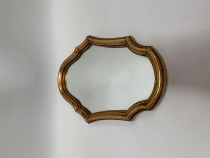 null Petit miroir violoné en bois doré. 32 x 22 cm