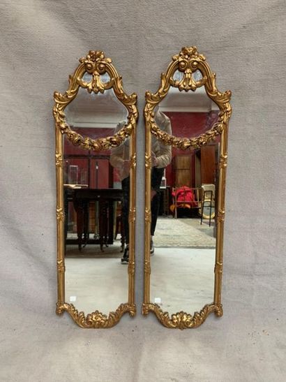 null Pair of mirrors in the XVIII style in gilded wood and decorated with acanthus...