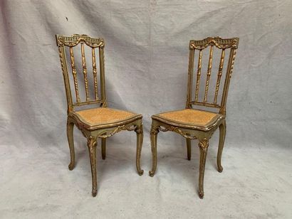 null Paire de petites chaises en bois cérusé, mouluré et sculpté de feuille d'acanthe,...