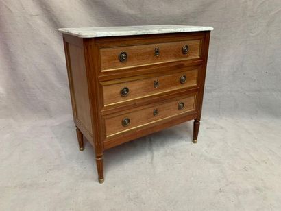 null Commode style Louis XVI, trois tiroirs et dessus en marbre.