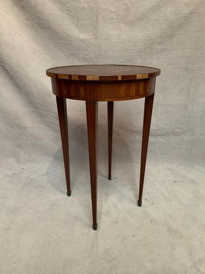 null Veneered pedestal table, tapered marquetry, opening to a drawer with a drawer...