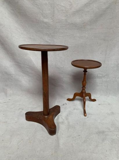 null Tripod pedestal table in mahogany and mahogany veneer, 19th century. (accidents).
69...