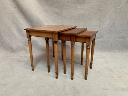 null Suite of three nesting tables in cherry wood.
49 x 52 x 39 cm