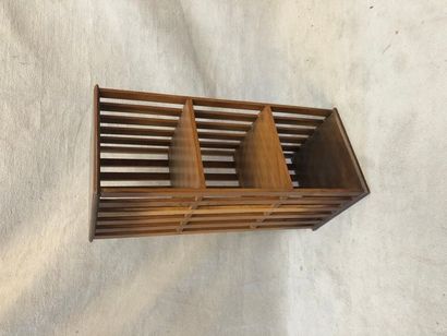 null Shelf with wooden slats. 20th century. 73 x 30 x 30 cm