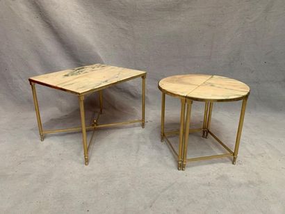 null Trois tables basses modulables en laiton, le plateau en marbre. Vers 1960. H...
