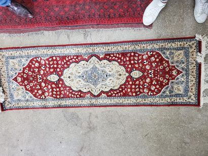 null Gallery carpet with ruby background, Punjab, India, 1980.
195 x 82 cm
