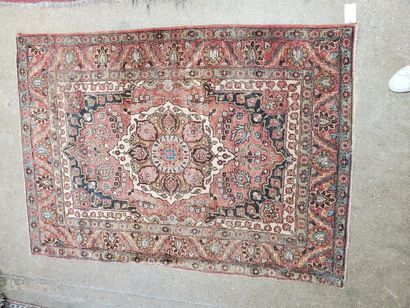 null HERIZ-YORAVAN (Iran). Woollen carpet (some mitages). Around 1965. 190 x 135...