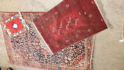 null Trois tapis :
- AFGHAN (mitage). Milieu XXe siècle. 120 x 78 cm
- SAROUK (Iran)...