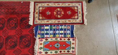 null Lot de trois tapis :
- TIEN SIN (Chine). Vers 1980
- deux petits kilims