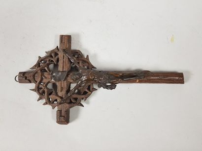 null Christ en bronze sur une croix en bois sculpté d'une couronne d'épines. Daté...