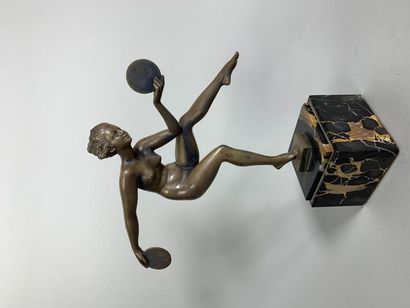 null DERENNE (19th-20th). Record dancer. Sculpture in signed ruler. H: 21 - W: 24...