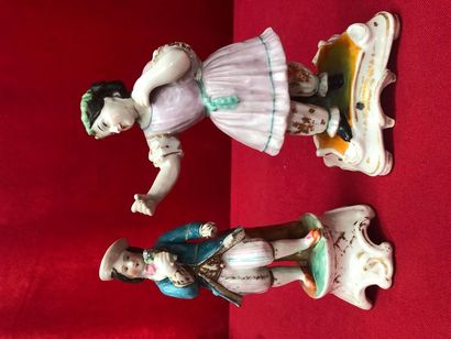 null Deux figurines en porcelaine (cassées-recollées). XIXe siècle. H : 17,5 et 18,5...