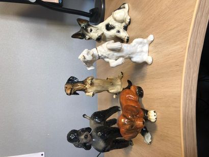 null Lot de cinq figurines de chien en porcelaine émaillée. La plupart allemande...