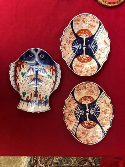 null Three Imari porcelain dishes, one of which is fish. 19.5 x 24.5 cm and 20 x...