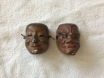 null Deux masques japonais miniatures en bois peint. H : 6,5 cm