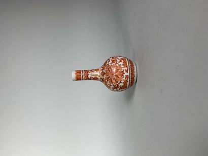 null Vase en porcelaine à motifs orangés sur fond blanc. 
Chine, fin XIXe siècle....