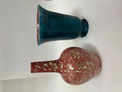 null Un vase en porcelaine à décor sur fond rouge et un vase bleu en faïence signé...