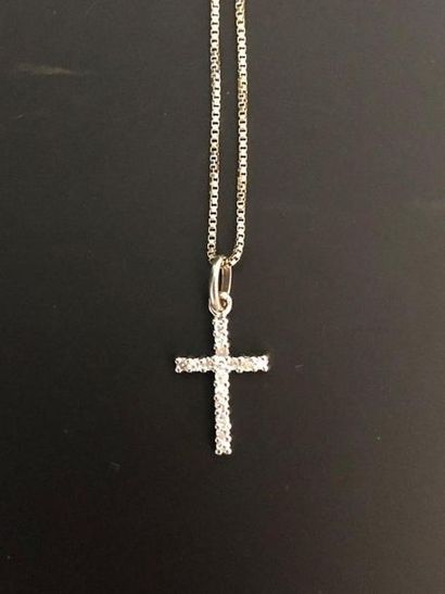 null Chaine en or blanc 18K (750°/°°) et son pendentif en croix serti de diamants....