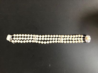 null Bracelet à trois rangs de perles de culture séparés par des barrettes en argent...