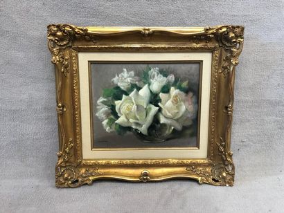 null Paul SESTON (1905-1985). Bouquet de roses blanches. Huile sur panneau signé...