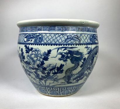 null Grand cache-pot en porcelaine bleu blanc. 
Chine, fin XIXe siècle. 
H : 30,5...