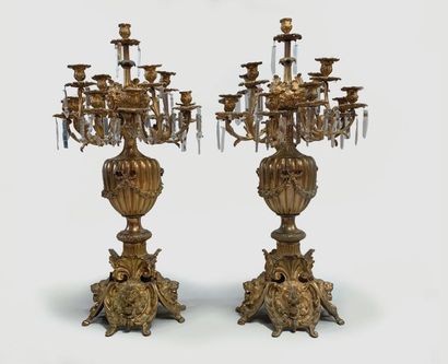 null Paire de grandes girandoles en bronze ciselé et doré en forme de vases godronnés...