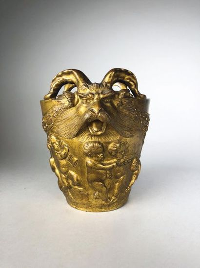null Pot en bronze doré sculpté de rondes de putti et masques cornus. 
XIXe siècle....