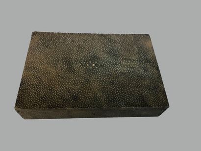  Rectangular wooden box sheathed in shagreen (splinters). Circa 1930. H : 6,5 cm...