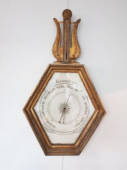 null Baromètre - thermomètre hexagonal surmonté d’une lyre en bois doré mouluré et...