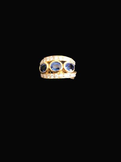 18K (750°/°°) yellow gold ring set with three...