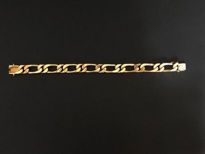 null Gourmette en or jaune 18K (750°/°°) à maille cheval alternée.
Long. : 22 cm...