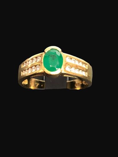 18K (750°/°°) yellow gold ring set with an...