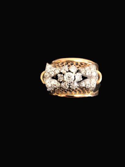 Ring in 18K (750°/°°) yellow gold set with...