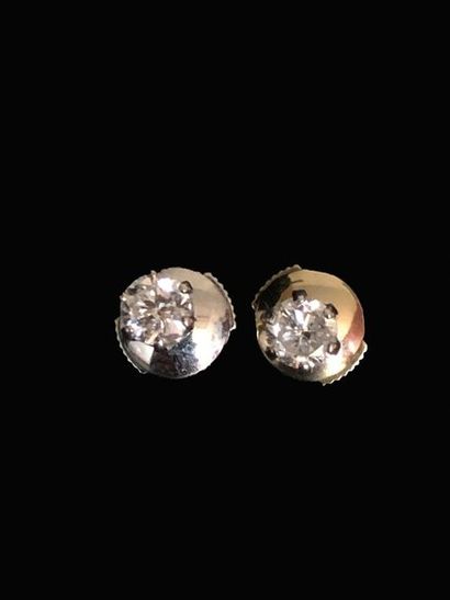 Pair of ear studs in 18K white gold (750°/°°)...