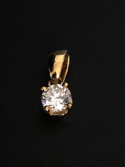 null Pendentif en or jaune 18K (750°/°°) serti d'un diamant taille brillant. 
Haut....