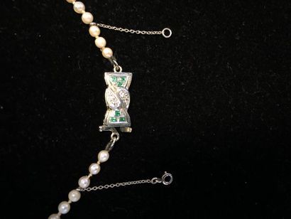  Collier de quatre-vingt-sept perles de culture, le fermoir nœud en or blanc 18K...