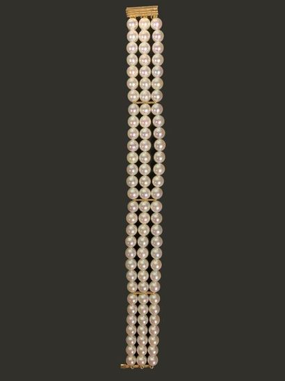  Bracelet à trois rangs de perles de culture alternés de trois séparateurs en or...