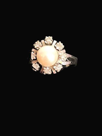  Flower ring in 18K white gold (750°/°°) set with a pearl surrounded by eight diamonds....
