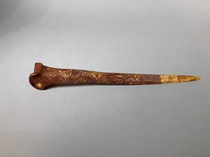 null Dagger made of engraved cassowary bone.
New Guinea.
L: 36 cm