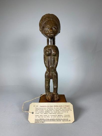 null Statuette féminine debout en bois patiné. 
Baoulé, Côte d'Ivoire. 
H : 33 c...