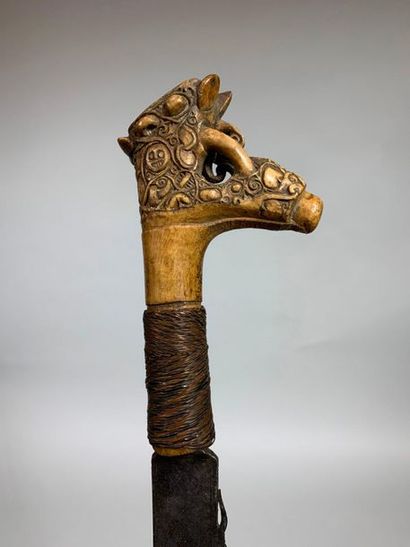 null Mandau. Throat blade.
Indonesia, 19th century. 
L: 70 cm