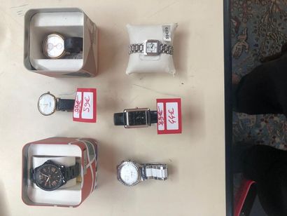 null 6 MONTRES FEMME : 2 FOSSIL, 1 SWATCH, 1 KATE SPADE, 2 YOUNGER ET BRESSON