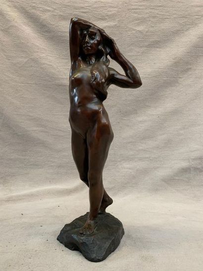 null Ecole du XXe siècle. Femme nue les bras levés. Epreuve en bronze à patine brun...