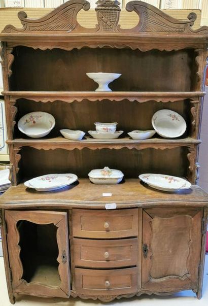 null Louis XV style china cabinet with porcelain service elements. 
73 x 52 x 19...